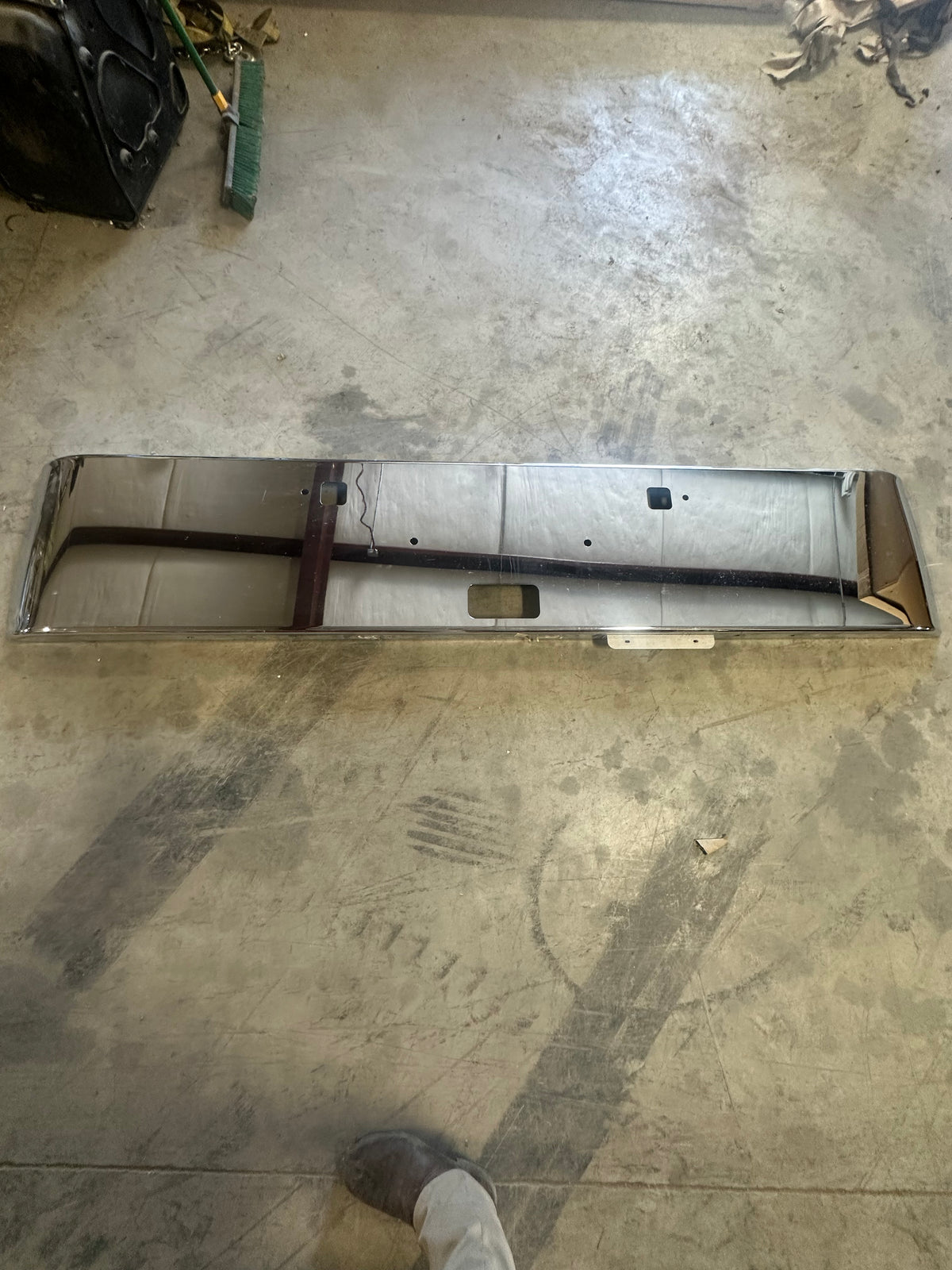 Kenworth W990 Bumper 19” Texas Square N17-1276-11010 new old stock par ...