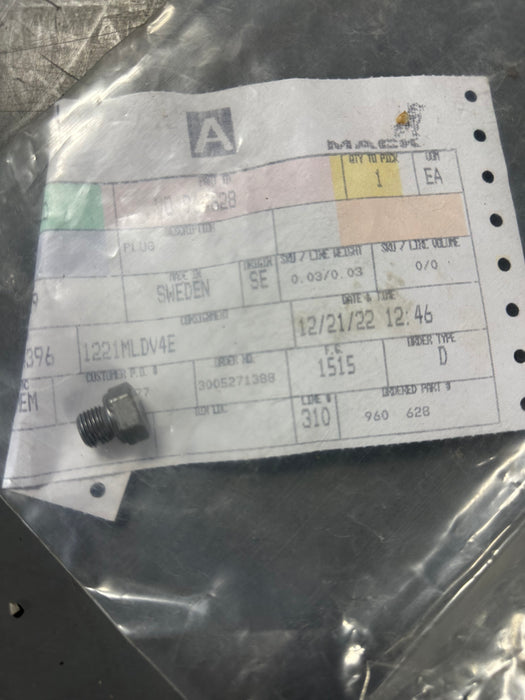 Volvo plug 960628 new part